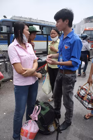 Thí sinh về Hà Nội, bến xe ngập màu xanh ảnh 9