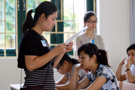 Ùn tắc giao thông trong ngày làm thủ tục dự thi ĐH ảnh 2