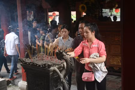 Cùng sĩ tử đến Văn Miếu cầu may ảnh 6
