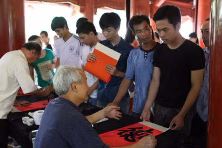 Cùng sĩ tử đến Văn Miếu cầu may ảnh 13