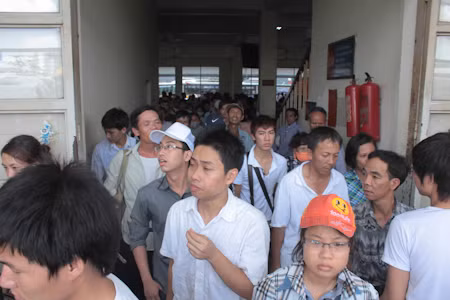 Sĩ tử vật vã với xe buýt trong ngày thi cuối ảnh 4