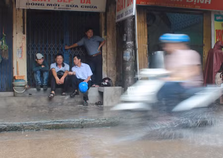 Hà Nội: Phụ huynh đội mưa tầm tã chờ con thi ĐH ảnh 11
