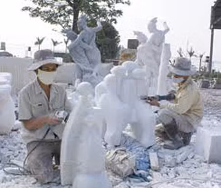 Dân làng đá mỹ nghệ Ninh Vân "nín thở" vì bụi ảnh 1