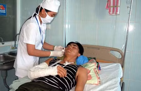 Một kiểm lâm bị lâm tặc chém gãy tay ảnh 1