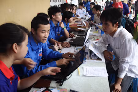 Thí sinh về Hà Nội, bến xe ngập màu xanh ảnh 7
