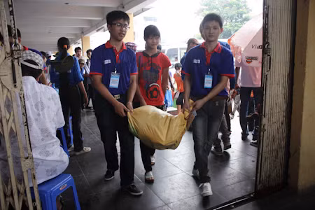 Thí sinh về Hà Nội, bến xe ngập màu xanh ảnh 11