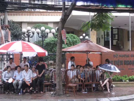 Người nhà thí sinh được cung cấp chỗ nghỉ và trà đá miễn phí ảnh 1