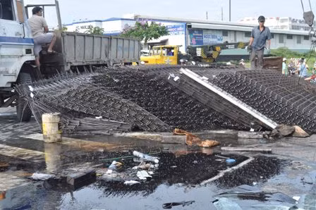 Xe tải tông nhau, hàng chục tấn sắt 'ăn vạ' giữa đường ảnh 1