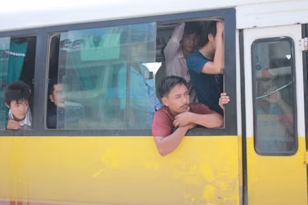 Sĩ tử vật vã với xe buýt trong ngày thi cuối ảnh 10