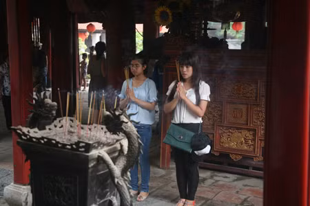 Cùng sĩ tử đến Văn Miếu cầu may ảnh 3