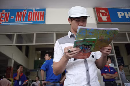 Thí sinh về Hà Nội, bến xe ngập màu xanh ảnh 6