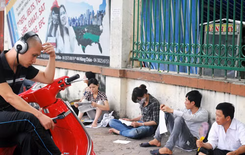 Muôn vẻ phụ huynh 'ngóng' sĩ tử ảnh 12