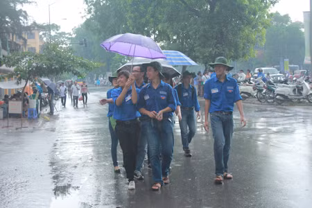 Hà Nội: Phụ huynh đội mưa tầm tã chờ con thi ĐH ảnh 1