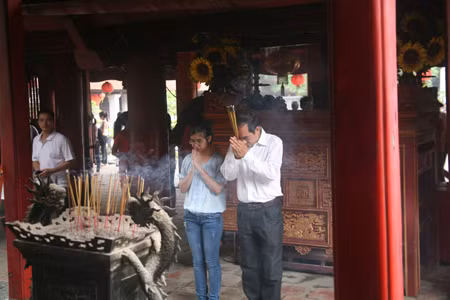 Cùng sĩ tử đến Văn Miếu cầu may ảnh 5