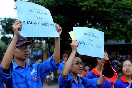 Tiếp tục hoạt động hỗ trợ sinh viên thi đại học đợt 2 ảnh 1