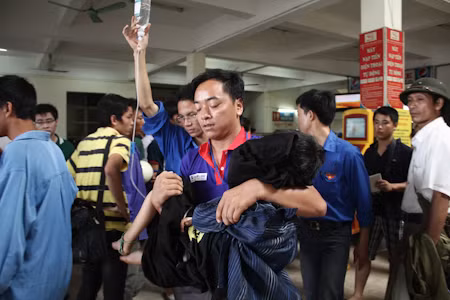 Thí sinh về Hà Nội, bến xe ngập màu xanh ảnh 5