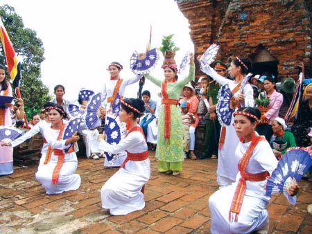 Đồng bào Chăm An Giang đón mừng tháng ăn chay Ramadan ảnh 1