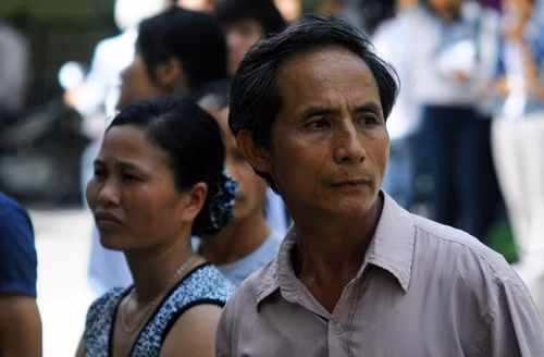 Muôn vẻ phụ huynh 'ngóng' sĩ tử ảnh 16