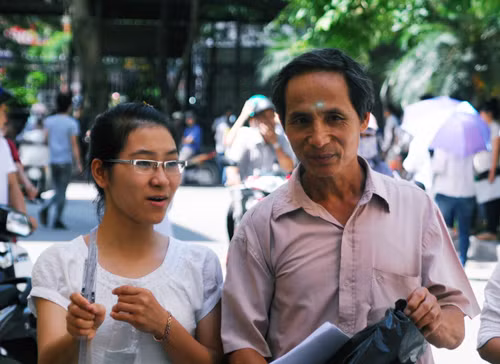 Muôn vẻ phụ huynh 'ngóng' sĩ tử ảnh 17