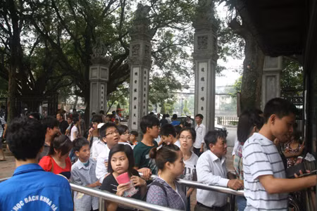 Cùng sĩ tử đến Văn Miếu cầu may ảnh 1