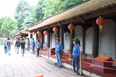 Cùng sĩ tử đến Văn Miếu cầu may ảnh 8