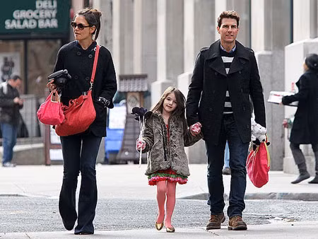 Suri Cruise kẹt trong cuộc chiến ly hôn của cha mẹ ảnh 1