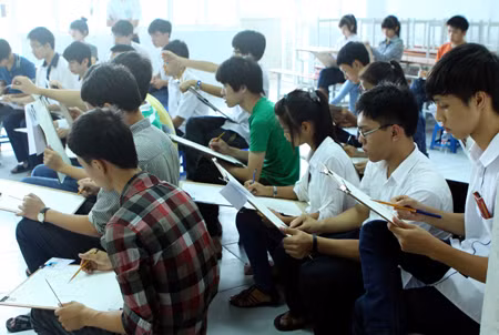 Thi ĐH, CĐ năm 2012 : Xem thí sinh năng khiếu môn vẽ ảnh 6