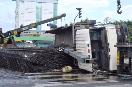Xe tải tông nhau, hàng chục tấn sắt 'ăn vạ' giữa đường ảnh 4