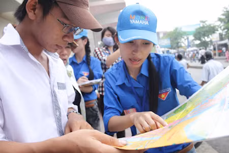 Thí sinh về Hà Nội, bến xe ngập màu xanh ảnh 12