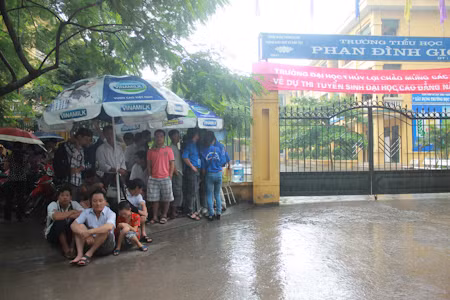 Hà Nội: Phụ huynh đội mưa tầm tã chờ con thi ĐH ảnh 3
