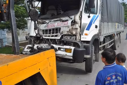Xe tải tông nhau, hàng chục tấn sắt 'ăn vạ' giữa đường ảnh 2