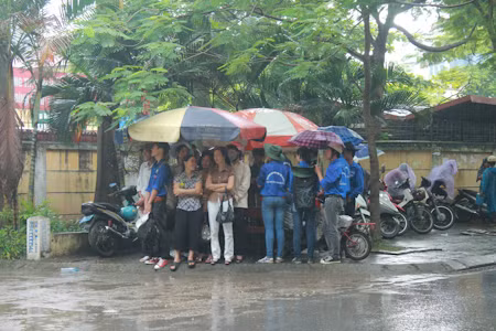 Hà Nội: Phụ huynh đội mưa tầm tã chờ con thi ĐH ảnh 4