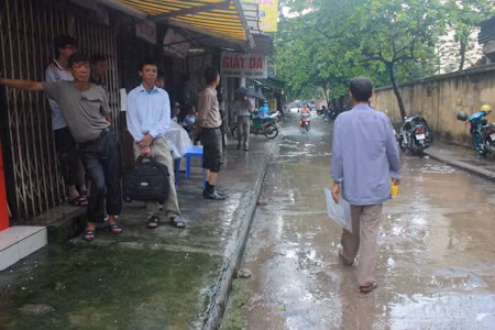 Hà Nội: Phụ huynh đội mưa tầm tã chờ con thi ĐH ảnh 10