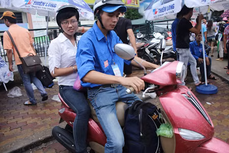 Thí sinh về Hà Nội, bến xe ngập màu xanh ảnh 2