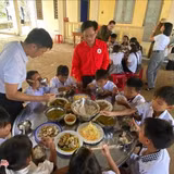 Hỗ trợ bữa ăn dinh dưỡng cho trẻ em nghèo, khuyết tật đồng bào Ca Dong