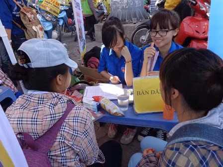 Không khí tình nguyện rộn ràng tại bến xe ảnh 3