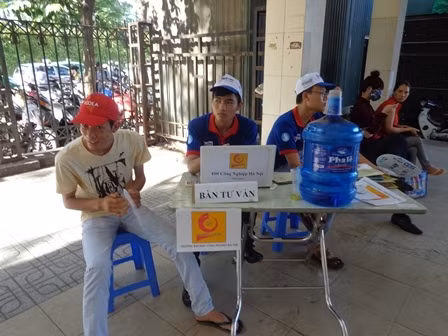 Không khí tình nguyện rộn ràng tại bến xe ảnh 7