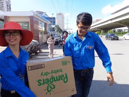 Không khí tình nguyện rộn ràng tại bến xe ảnh 5