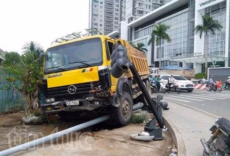 Xe tải tông xe máy, hai người nhập viện ảnh 2