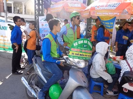 Không khí tình nguyện rộn ràng tại bến xe ảnh 9