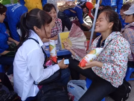 Không khí tình nguyện rộn ràng tại bến xe ảnh 4
