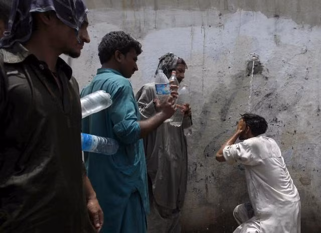 Pakistan điên đảo vì nắng nóng 45 độ ảnh 4