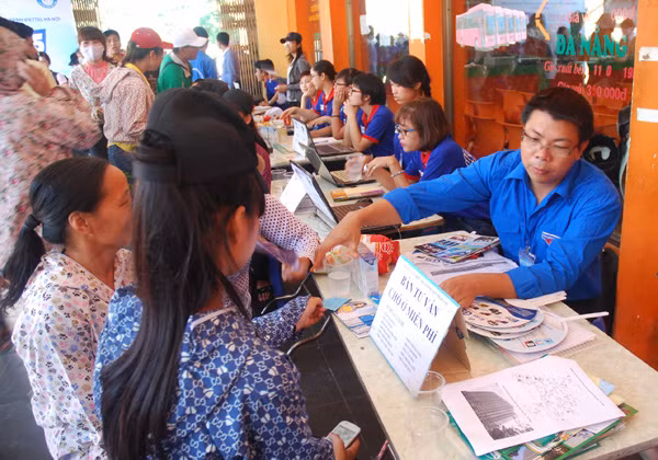 Sinh viên tình nguyện đội nắng hỗ trợ thí sinh ảnh 5
