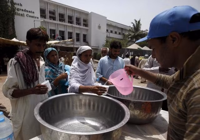Pakistan điên đảo vì nắng nóng 45 độ ảnh 6