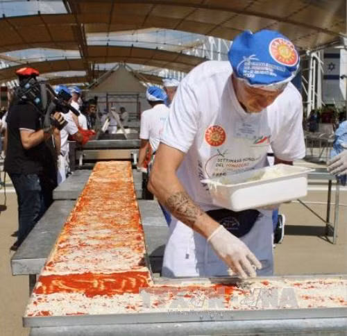 Italy lập kỷ lục mới về chiếc pizza dài nhất thế giới ảnh 1
