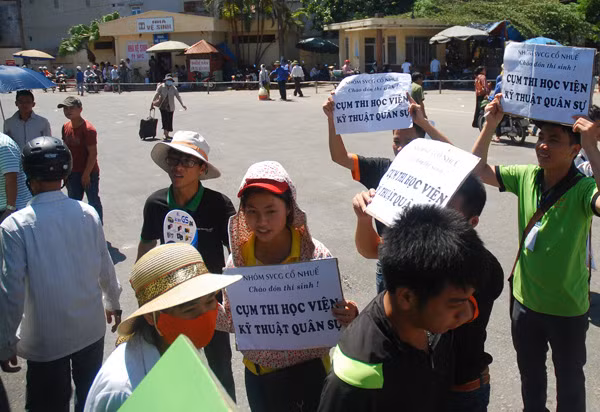 Sinh viên tình nguyện đội nắng hỗ trợ thí sinh ảnh 7