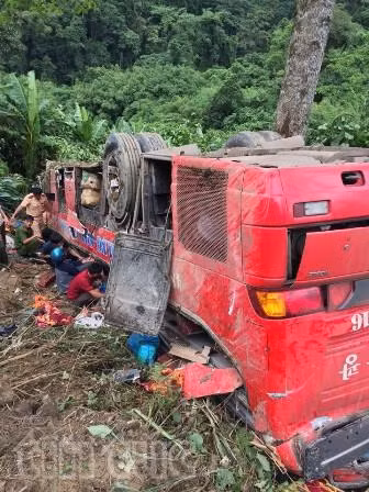 Xe khách lao vực, 1 người chết, 7 người bị thương ảnh 1