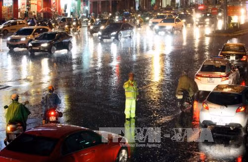 Đường phố Hà Nội ùn tắc vì mưa bão ảnh 3