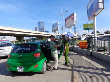Không khí tình nguyện rộn ràng tại bến xe ảnh 8