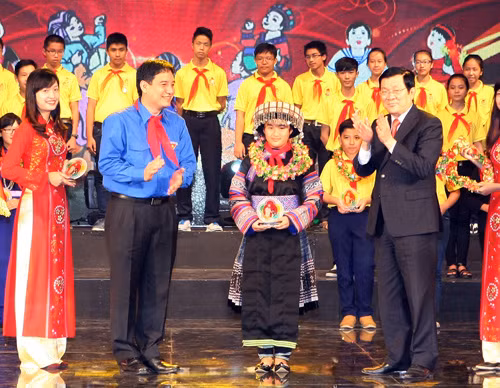 Cô bé mồ côi mẹ vượt khó học giỏi ảnh 1